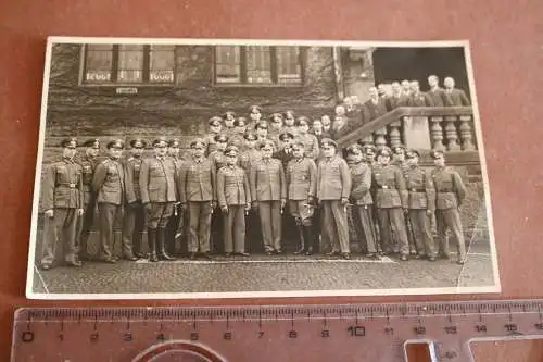 tolles altes Gruppenfoto - Soldaten, Offiziere, Zivilisten an Treppe - Ort ?