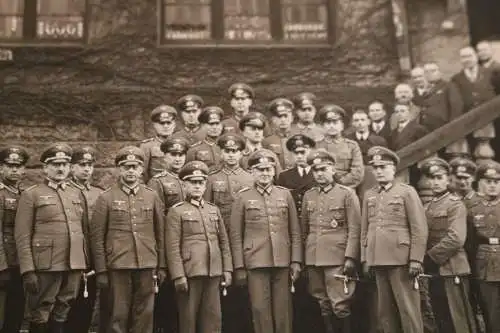 tolles altes Gruppenfoto - Soldaten, Offiziere, Zivilisten an Treppe - Ort ?