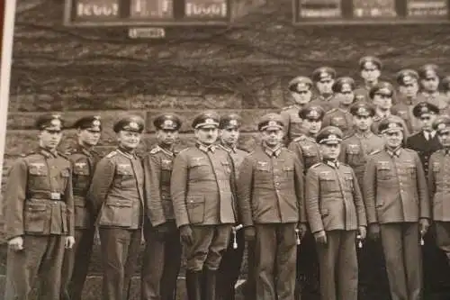 tolles altes Gruppenfoto - Soldaten, Offiziere, Zivilisten an Treppe - Ort ?