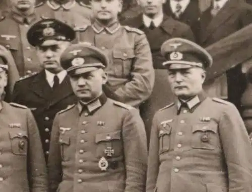 tolles altes Gruppenfoto - Soldaten, Offiziere, Zivilisten an Treppe - Ort ?