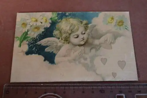 tolle alte  Karte mit Seidenbild , Stoff ??? Engel verteilt Herzen 