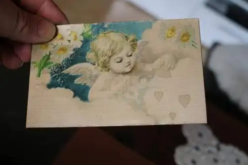 tolle alte  Karte mit Seidenbild , Stoff ??? Engel verteilt Herzen 