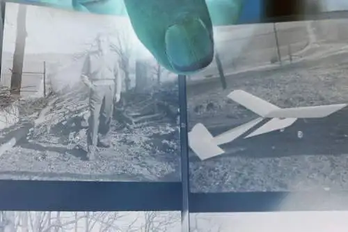 10 tolle alte Negative und fünf alte Abzüge - Mann mit Modellflugzeug 