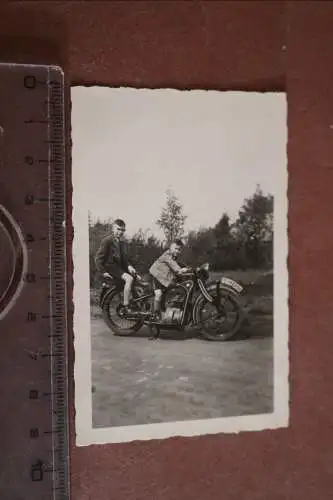 tolles altes Foto zwei Jungs auf Oldtimer Motorrad BMW R2