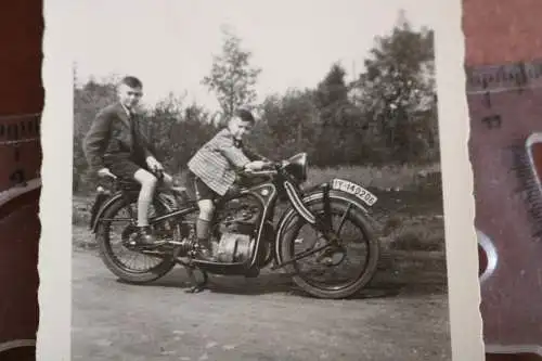 tolles altes Foto zwei Jungs auf Oldtimer Motorrad BMW R2