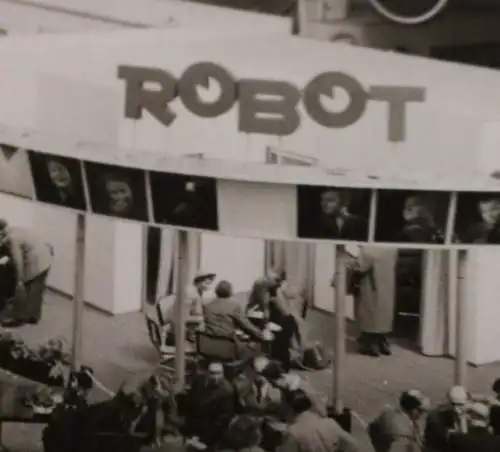 tolles altes Foto - Messestand ?  Firma Robot ??  50-60er Jahre ??