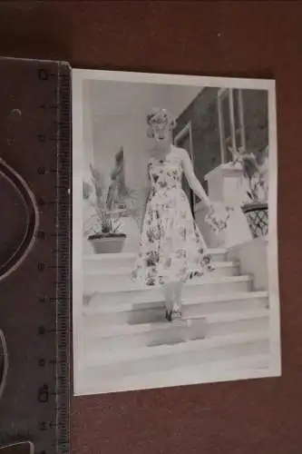 tolles altes Foto -  hübsche Frau im Kleid - 50er  Jahre ?