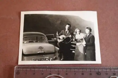 tolles altes Foto  Familie - Oldtimer Heckansicht Opel Olympia Record ???