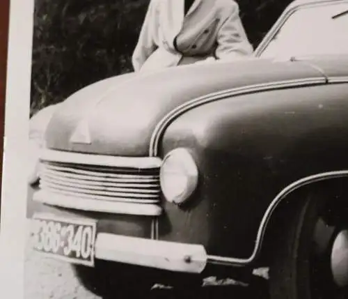 zwei tolle alte Fotos hübsche Frau und Oldtimer Lloyd 300 