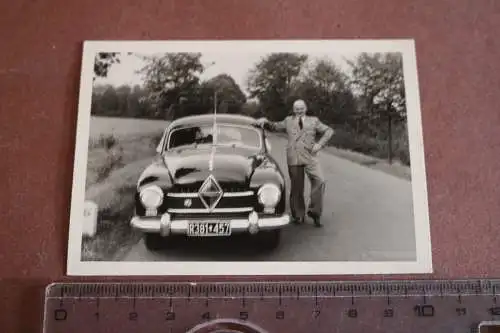 tolles altes Foto  Mann  mit Oldtimer Borgward Hansa