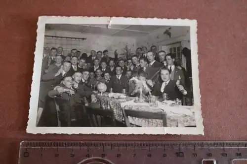 tolles altes Foto - Vereinsfeier - Fussball Mannschaft ? Fußball auf dem Tisch