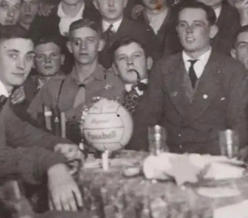 tolles altes Foto - Vereinsfeier - Fussball Mannschaft ? Fußball auf dem Tisch