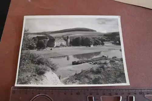 tolles altes Foto - Wasserschloss Hehlen , davor ein Binnenfrachter vor Anker 