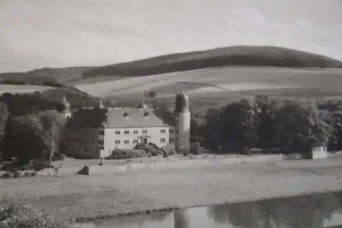 tolles altes Foto - Wasserschloss Hehlen , davor ein Binnenfrachter vor Anker