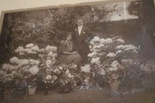 toller alter Bilderrahmen mit Ehepaar und vielen Blumen 1922 Ohligs signiert