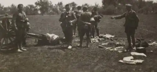 tolles altes Foto - deutsche Soldaten mit erbeutetem Geschütz