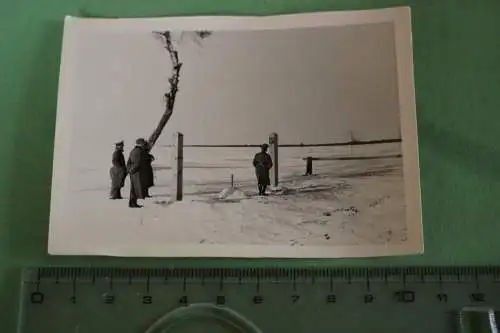 tolles altes Foto -  Soldaten begutachten Grenzpfeiler ??? Pfeiler ???