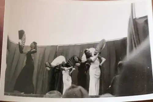 zwei alte Fotos - Frontbetreuung - Fronttheater - hübsche Frauen 