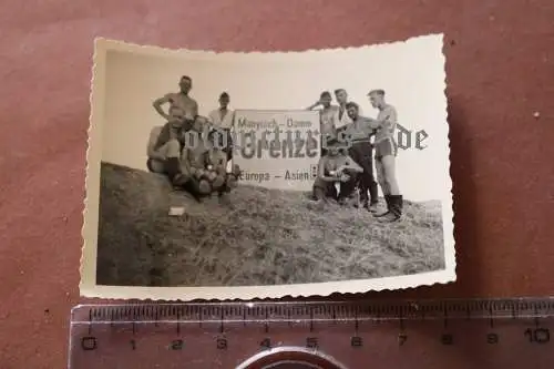 tolles altes Foto - deutsche Soldaten Schild Grenze Europa -Asien 