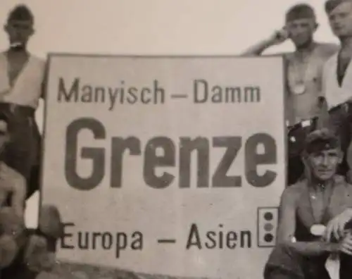 tolles altes Foto - deutsche Soldaten Schild Grenze Europa -Asien