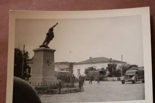 zwei alte Foto - Hajssyn Gaisin Ukraine - Soldaten zerstören Leninstatue