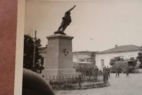 zwei alte Foto - Hajssyn Gaisin Ukraine - Soldaten zerstören Leninstatue