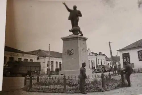 zwei alte Foto - Hajssyn Gaisin Ukraine - Soldaten zerstören Leninstatue