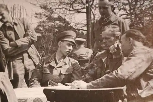 tolles altes Foto - Soldaten mit unbekannte Uniform am Karten spielen ?