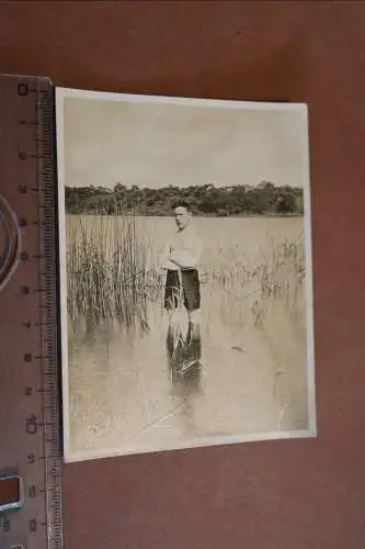 tolles altes Foto - junger Mann - Soldat ?  in Badehose im See oder Fluss