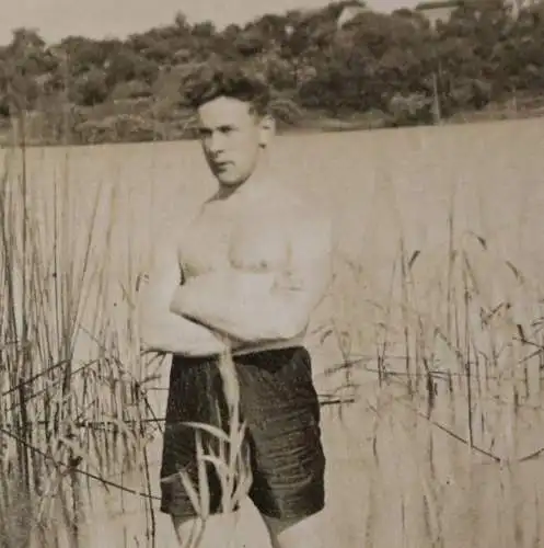 tolles altes Foto - junger Mann - Soldat ?  in Badehose im See oder Fluss