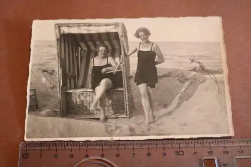 tolles altes Foto - zwei Frauen  im Badeanzug Strandkorb  1910-20 - Ort ?