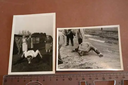 zwei tolle alte Fotos - gelenkiger Mann - versucht was mit dem Mund vom Boden