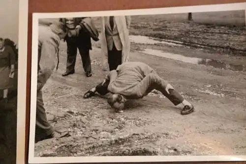 zwei tolle alte Fotos - gelenkiger Mann - versucht was mit dem Mund vom Boden