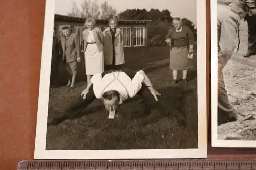 zwei tolle alte Fotos - gelenkiger Mann - versucht was mit dem Mund vom Boden