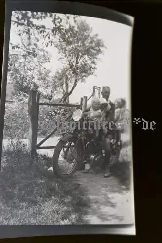 tolles altes Negativ -  Vater mit seinen Kindern auf Oldtimer Motorrad NSU