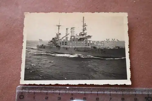 tolles altes Foto -Kriegsschiff auf See mit angetretenen Matrosen 