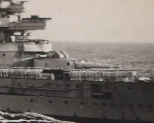 tolles altes Foto -Kriegsschiff auf See mit angetretenen Matrosen 