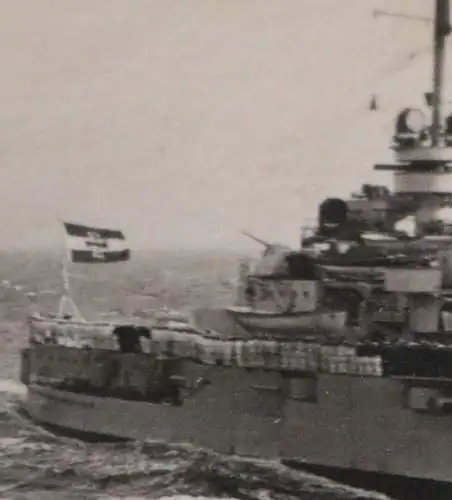 tolles altes Foto -Kriegsschiff auf See mit angetretenen Matrosen 