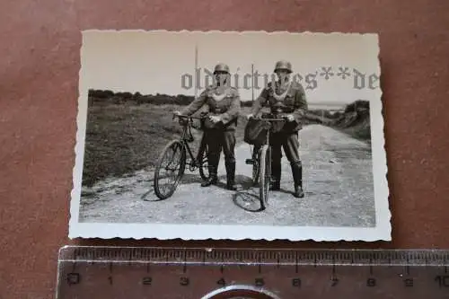 tolles altes Foto - zwei Feldjäger mit Fahrrad Frankreich 1943