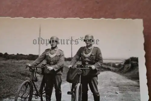 tolles altes Foto - zwei Feldjäger mit Fahrrad Frankreich 1943