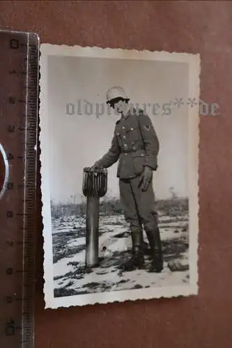 tolles altes Foto - deutscher Soldat neben Blindgänger ?? Rakete ?? 