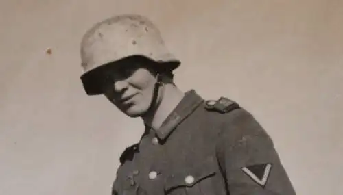 tolles altes Foto - deutscher Soldat neben Blindgänger ?? Rakete ?? 