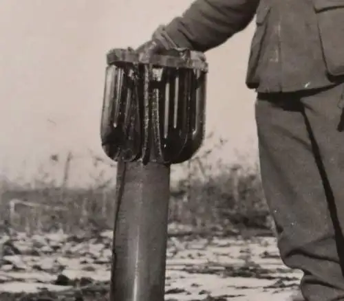 tolles altes Foto - deutscher Soldat neben Blindgänger ?? Rakete ?? 