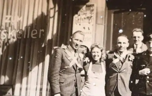 altes Foto Gruppe Personen und Matrose vor Ratskeller - Werbung Frankfurter Bier