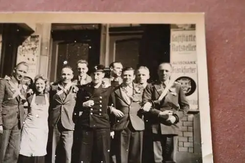 altes Foto Gruppe Personen und Matrose vor Ratskeller - Werbung Frankfurter Bier