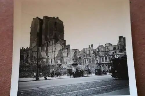 altes Foto -zerstörte Stadt  Frankreich ???  Strassenbahn  fährt ? (2)