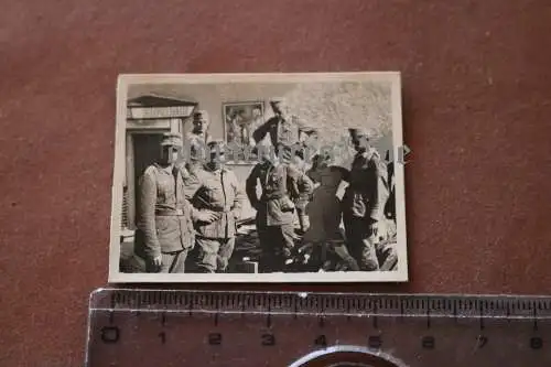 tolles altes Foto - Soldaten vor Lichtspielhaus , Kino - Plakat Alles hört auf m