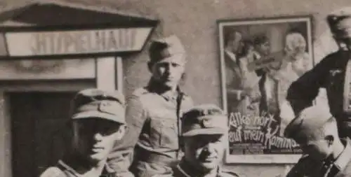 tolles altes Foto - Soldaten vor Lichtspielhaus , Kino - Plakat Alles hört auf m