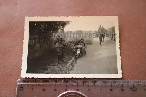 altes Foto Soldaten , Kradfahrer - Wegweiser Nach Wiesbaden 8km