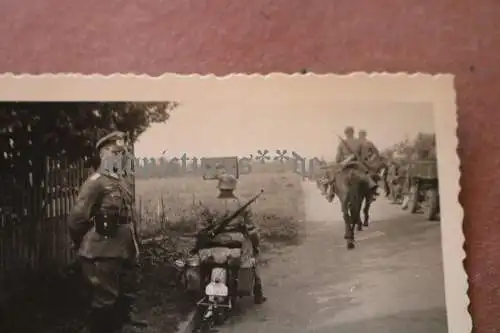 altes Foto Soldaten , Kradfahrer - Wegweiser Nach Wiesbaden 8km